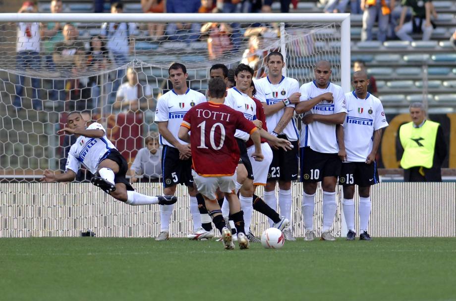 Roma, 9 maggio 2007: una punizione di Totti durante la finale di andata di Coppa Italia Roma-Inter finita 6-2 per i giallorossi (LaPresse)